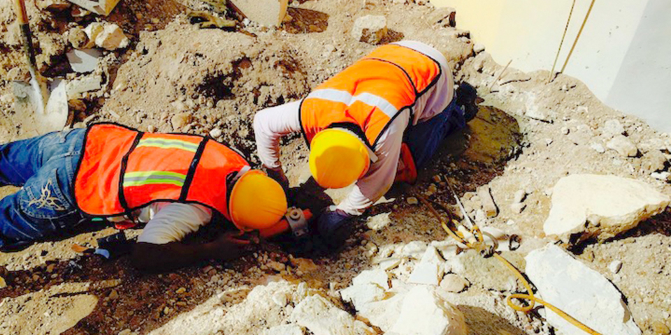 constructores en obra negra trabajando