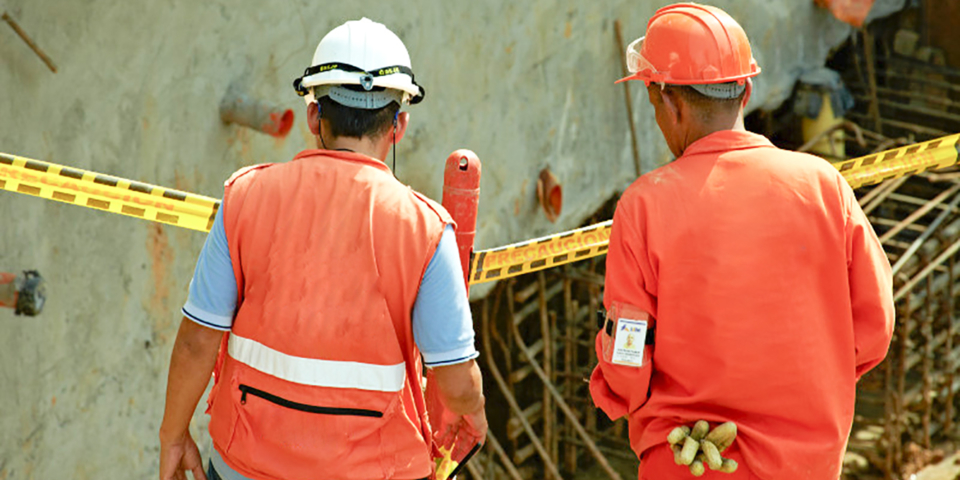 constructores en supervisión de obra