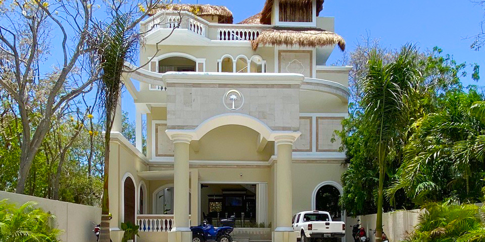 edificio con palapa en medio de la selva proyecto private paradise
