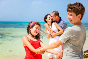 Familia a la orilla de la playa