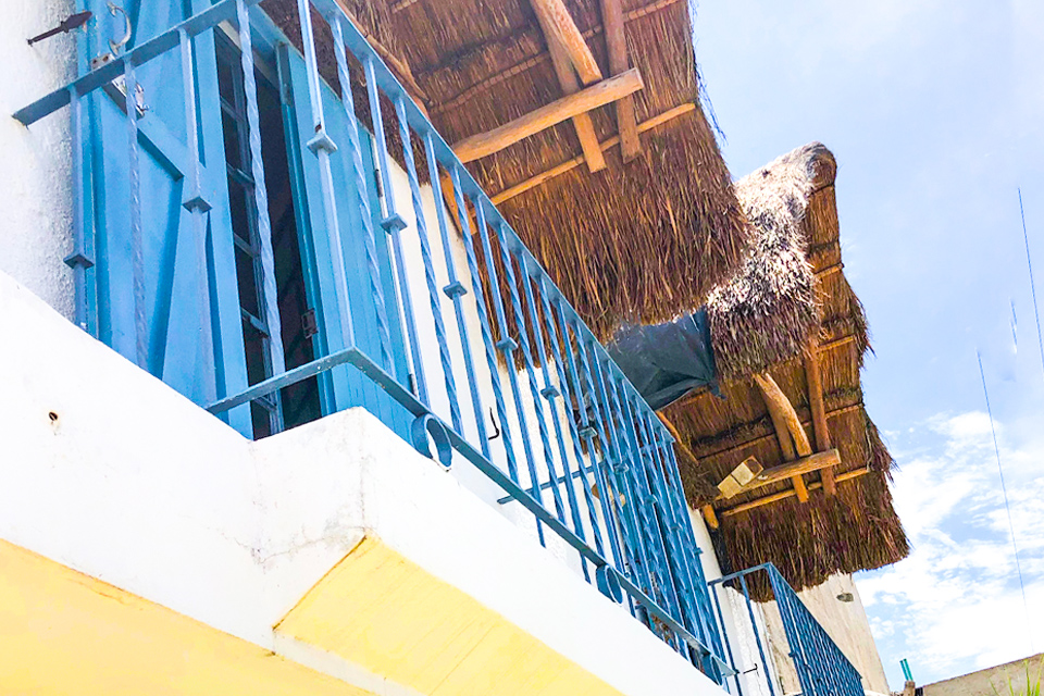 fachada de balcón con palapa proyecto tamarindo