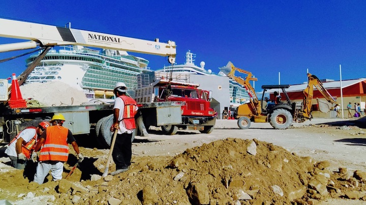 obra en construcción obra en construcción con hombres constructores y tractores, con cruceros de fondo