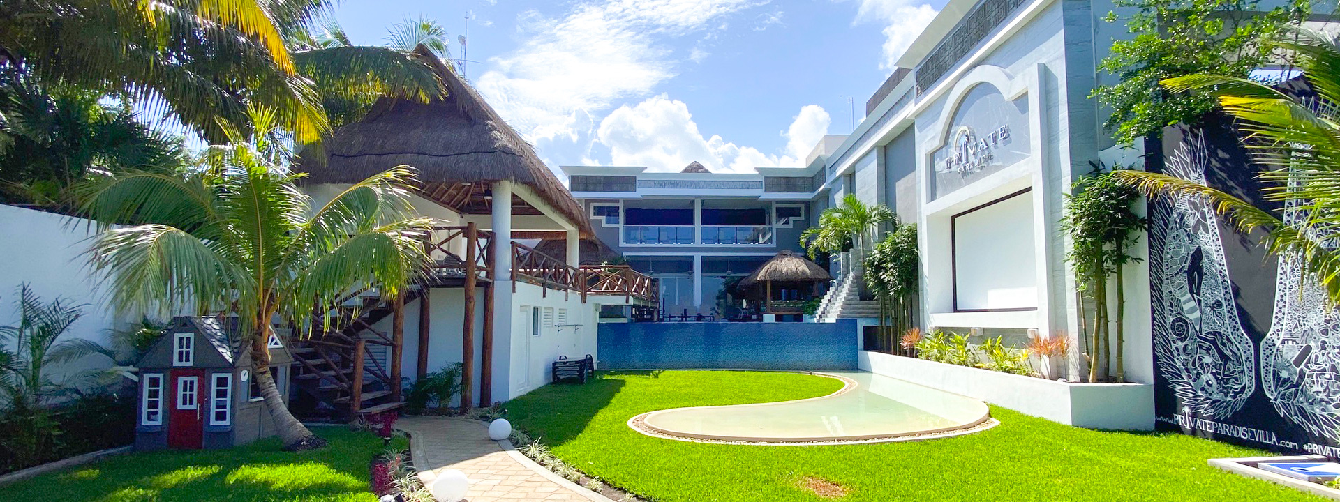 jardín jardín con alberca, palmeras y palapa