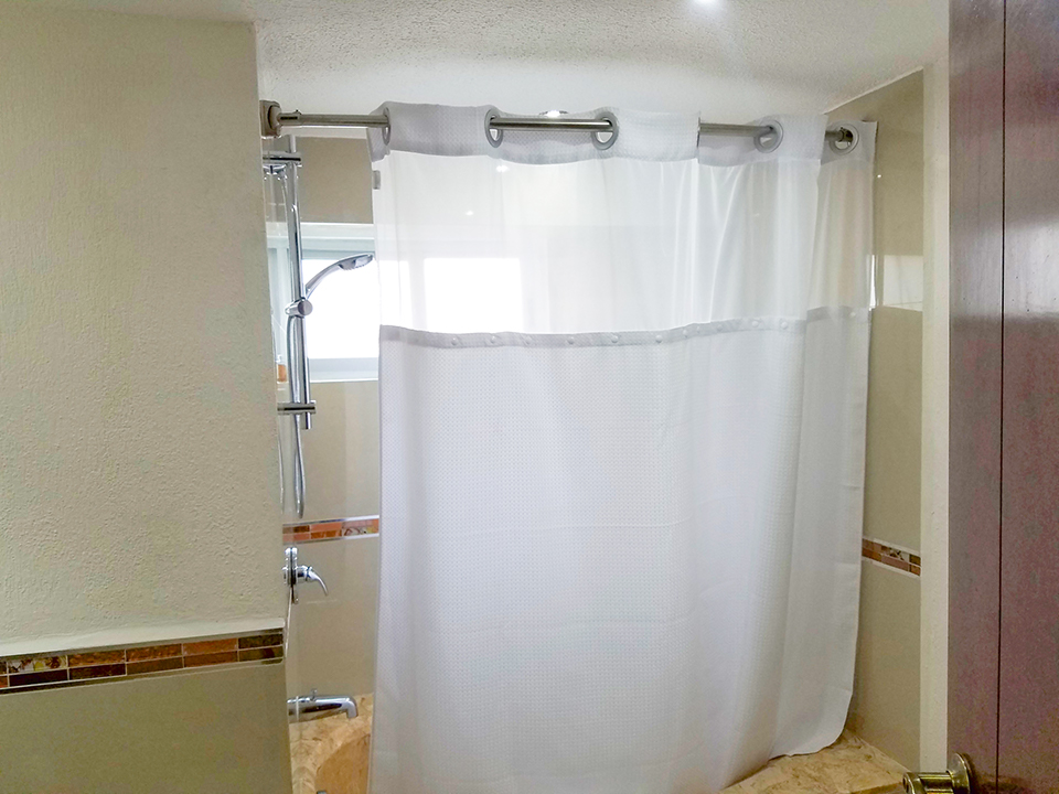 baño con cortinas de tela