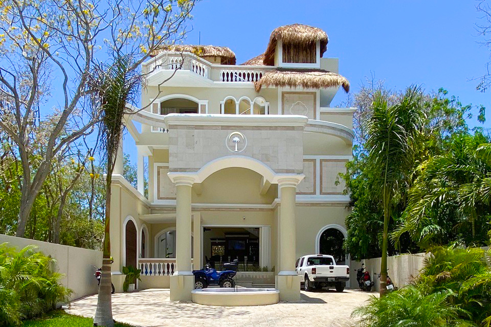 edificio con palapa en medio de la selva proyecto private paradise