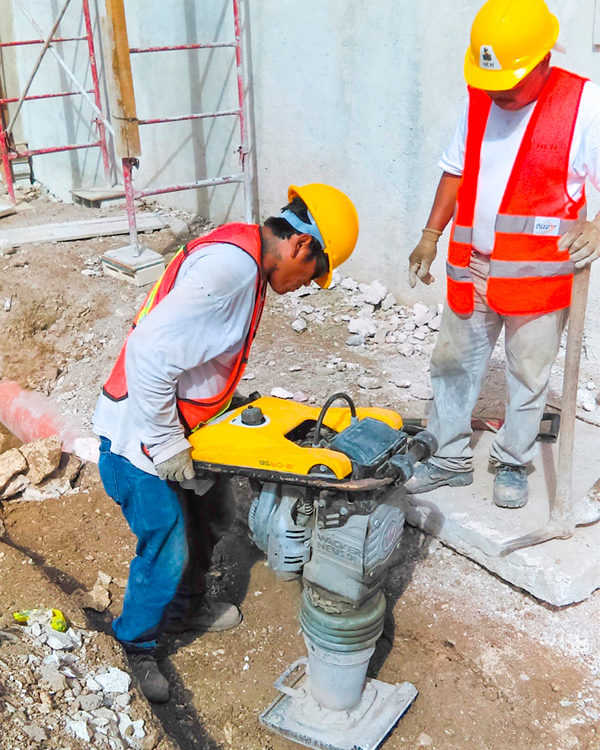 servicio cpnstrucción hombres constructores trabajando en obra